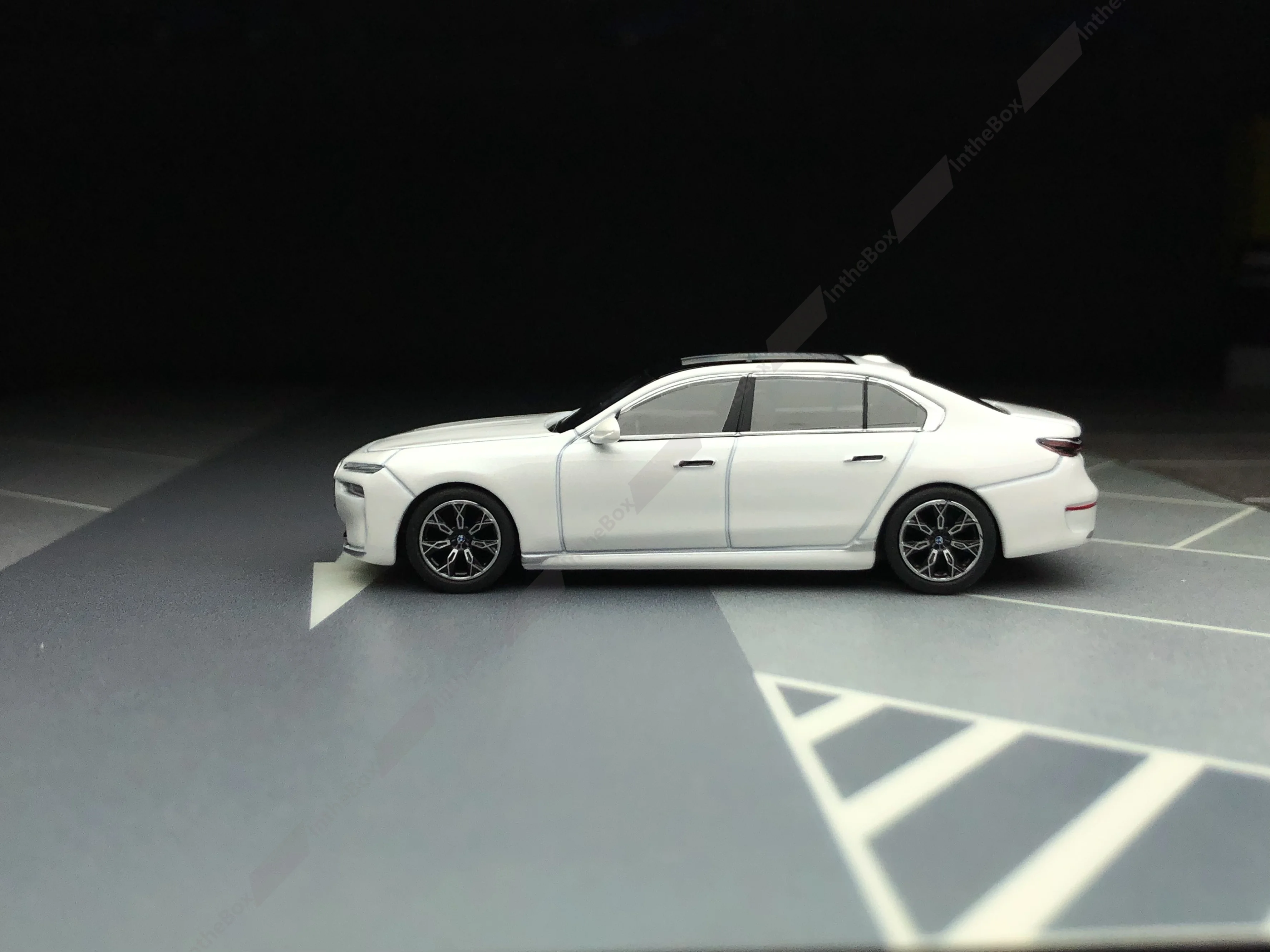 Mini GT # 819 i7 xDrive60 Mineral White 1/64 Modello di auto pressofusa