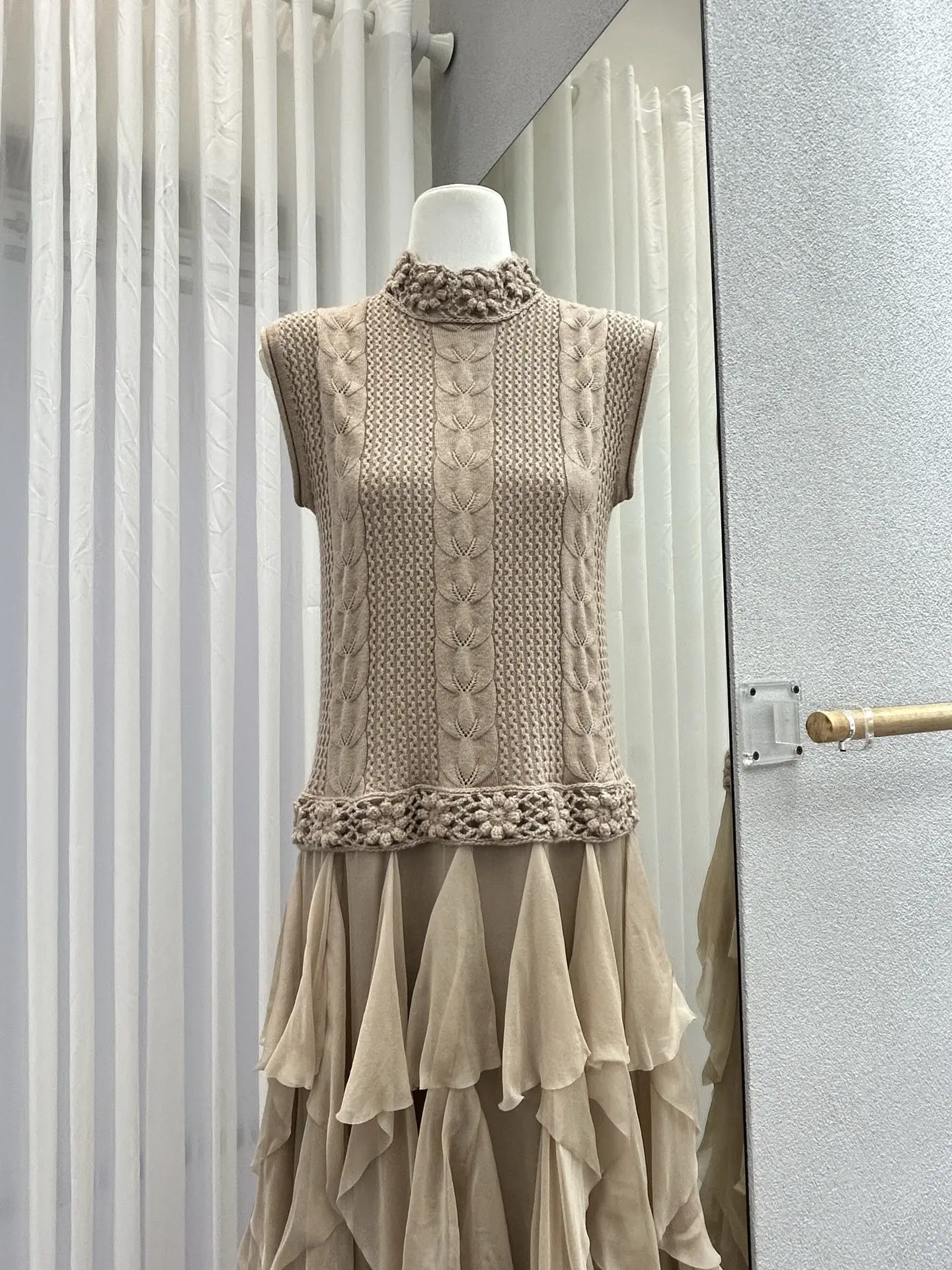 Vestido colete feminino bordado floral, malha, gola emendada, sem mangas, babados, em camadas, vintage, robe feminino