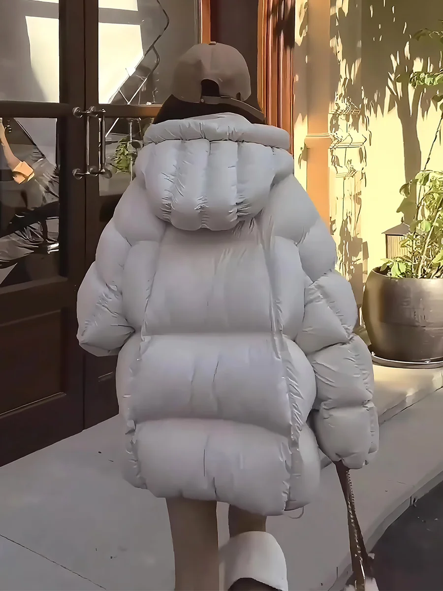 Płaszcz zimowy damski Cloud Puff White Du down Jaet, ocieplany, z wysokim kołnierzem, kapturem, ciepły, casualowy, długi, zapinany na zamek.