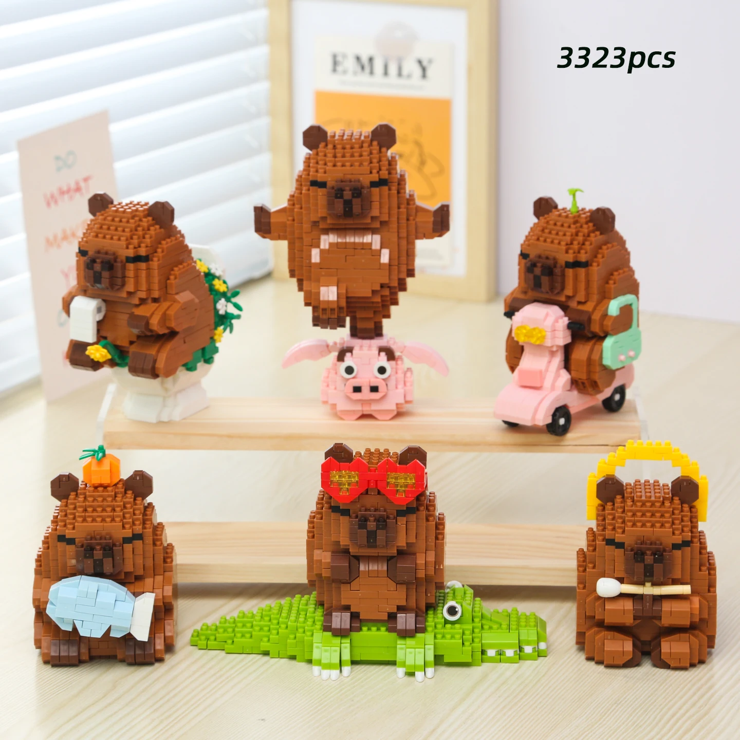 Set de 3323 piezas de bloques de construcción de capibaras, con diseños de capibaras en poses de sentado, ciclismo, estilo zen, pesca, cocodrilo y cerdo volador, decoraciones creativas para el hogar, set de portalápices de capibara, divertidos juguetes de