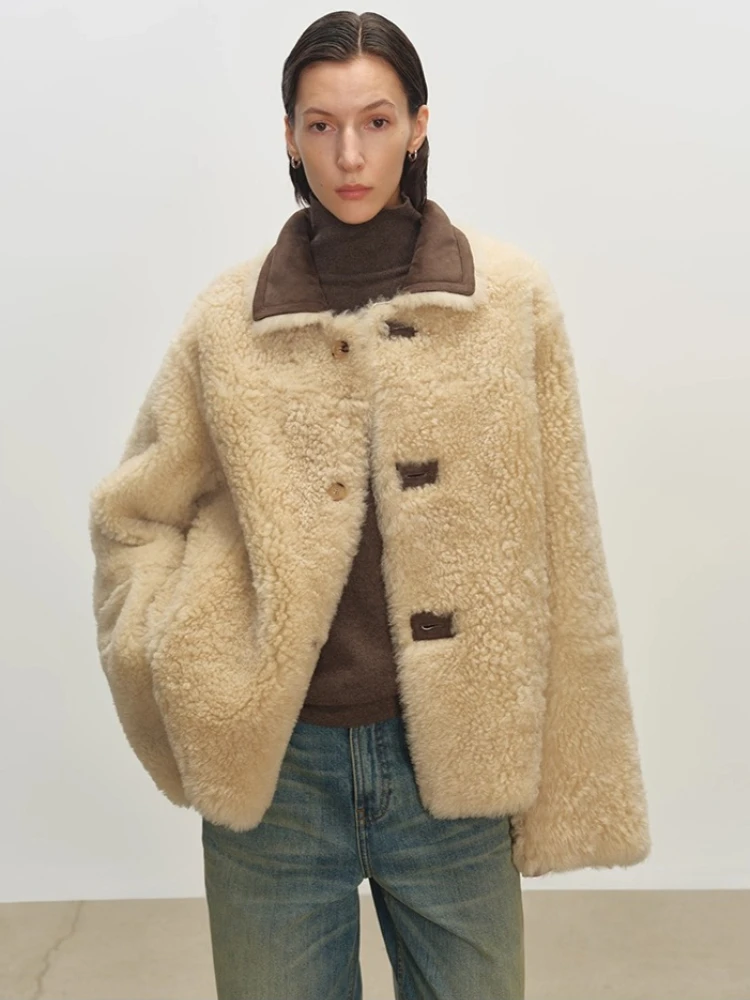 الراقية الفاخرة فرو الضأن الطبيعي سترة من جلد الغزال للنساء 2025 بسيط على الوجهين ارتداء قصيرة الشتاء جلد طبيعي معطف الفرو الحقيقي