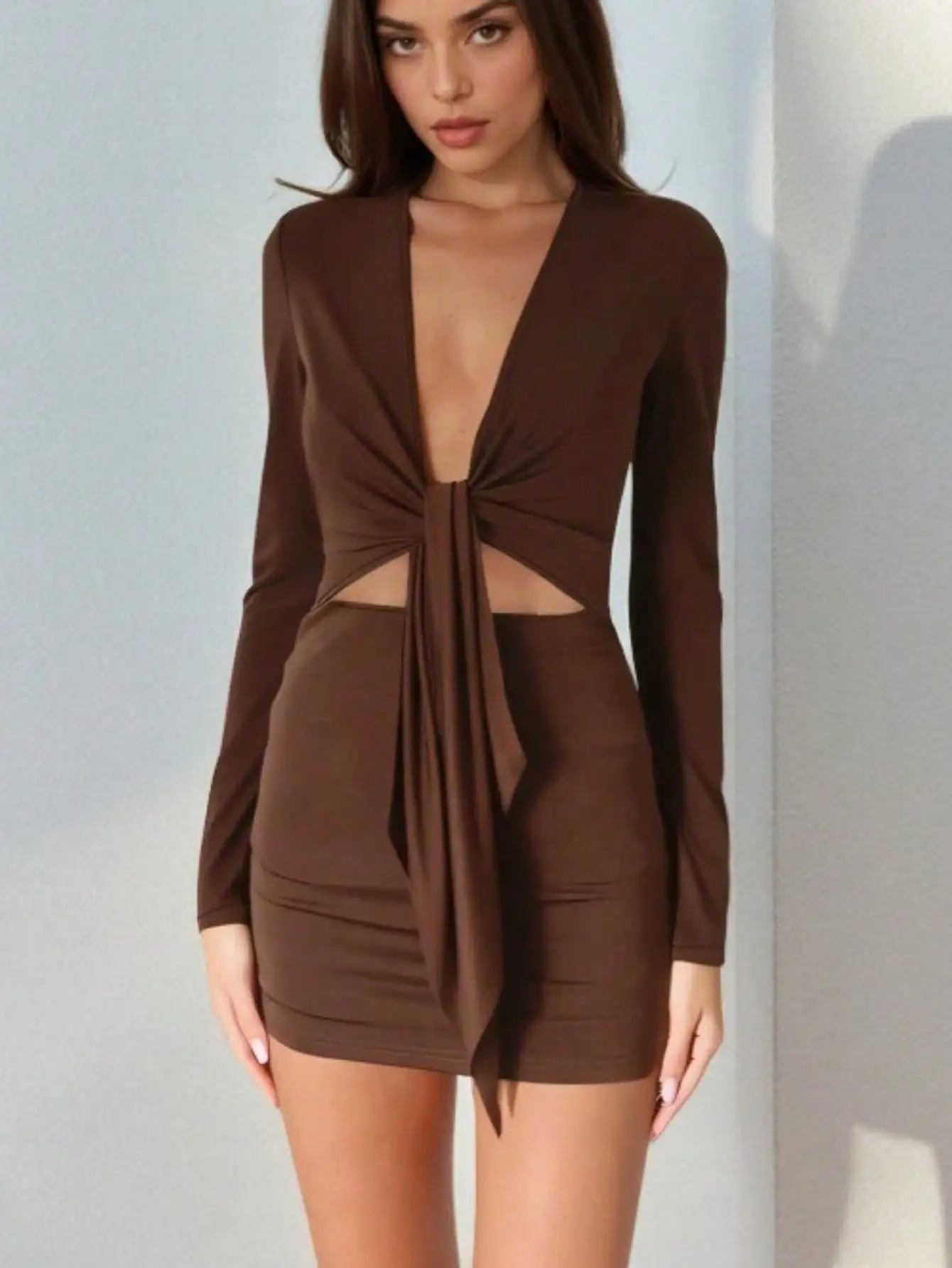 เดรสทรงเข้ารูปสั้นแบบมินิ - คอวีลึก แขนเว้า ดีไซน์กระชับสัดส่วน