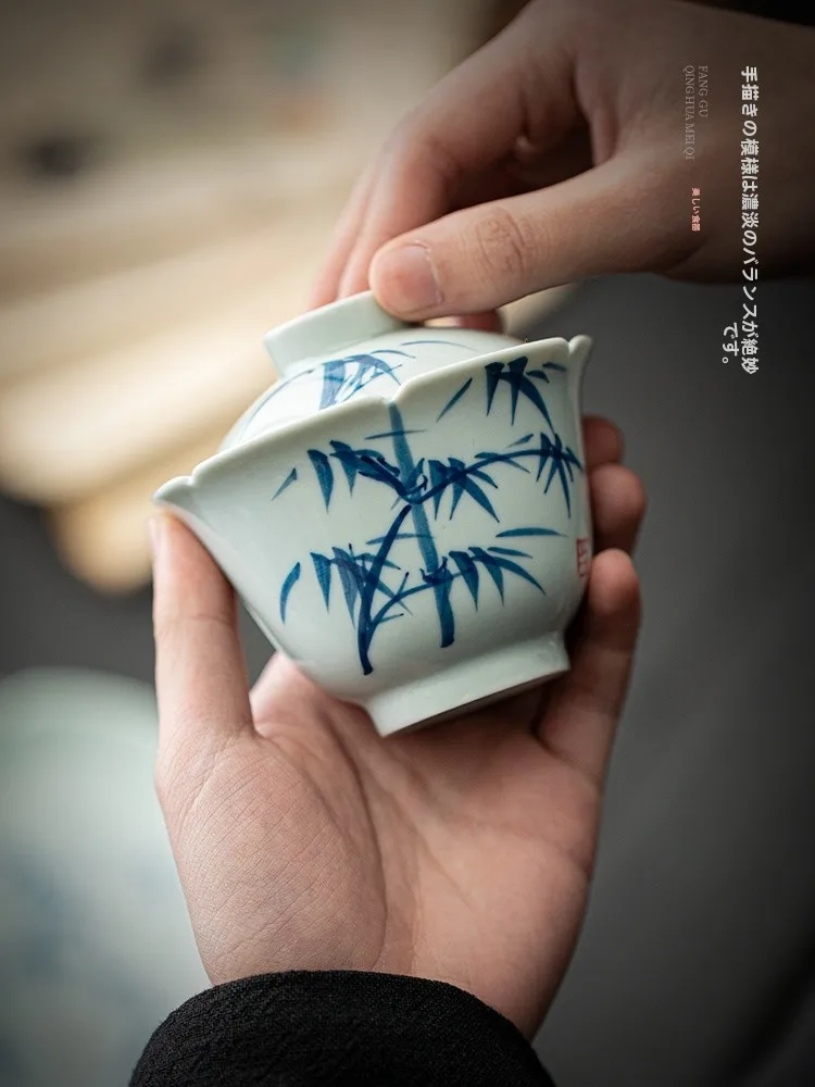 

Hand-Painted Blue Porcelain Tea Cup with Lid Tee Elements Design Petal ape Tea Bowl Cerc Traditional Chinese Tea Set
