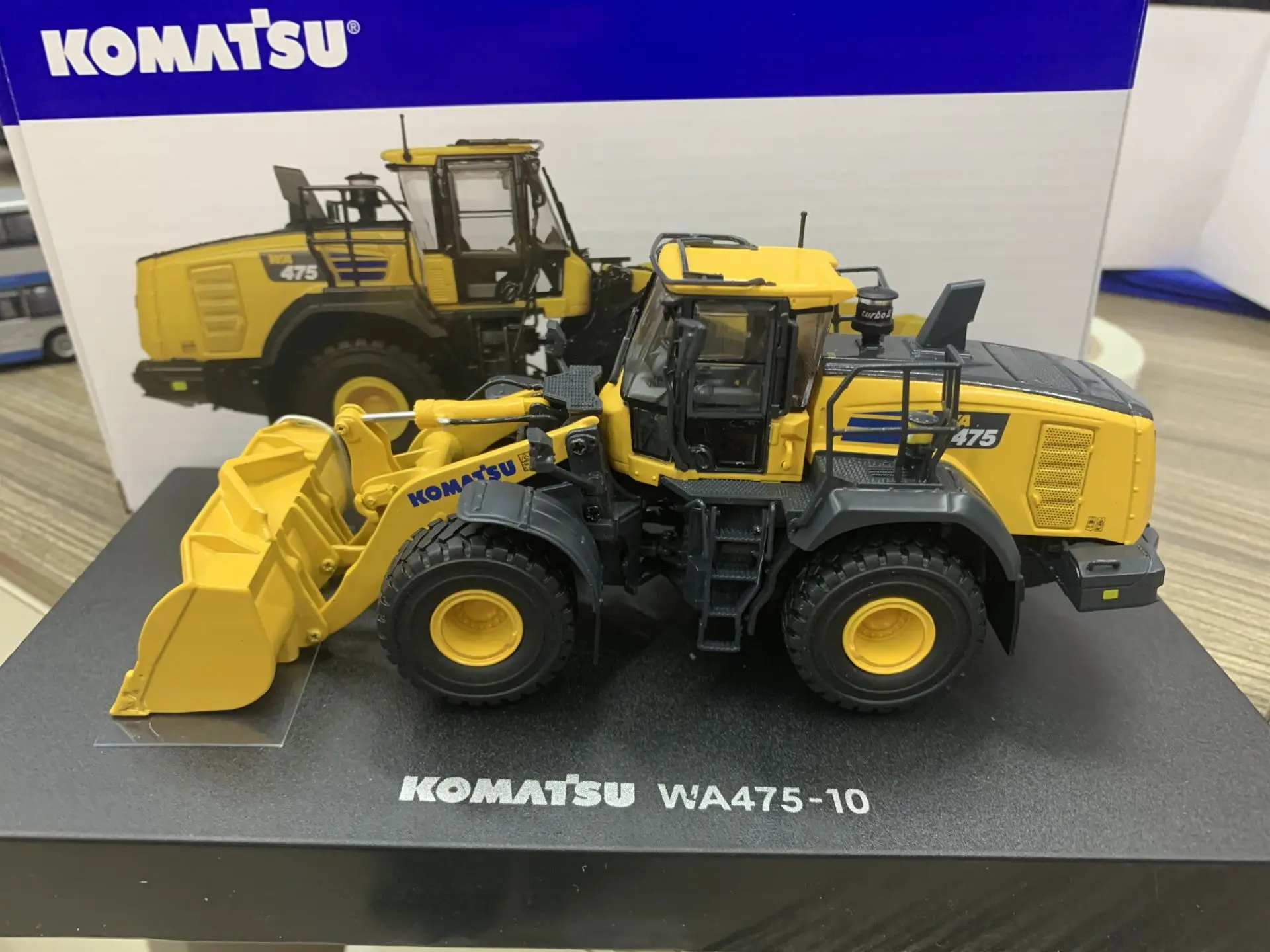 

Komatsu WA475-10 Wheel Loader 1/50 Scale DieCast Model UH8146 New in Original Box