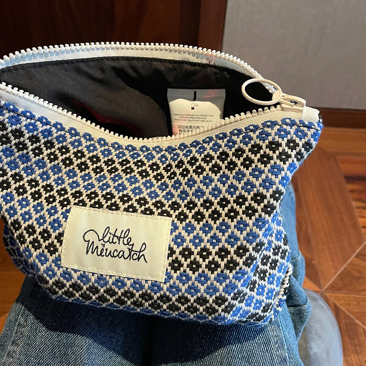 Bolsa de cosméticos con colgantes de cereza azul, bolsa de maquillaje con patrón geométrico, parche de letras, decoración, bolsa de maquillaje, bolso de gran capacidad