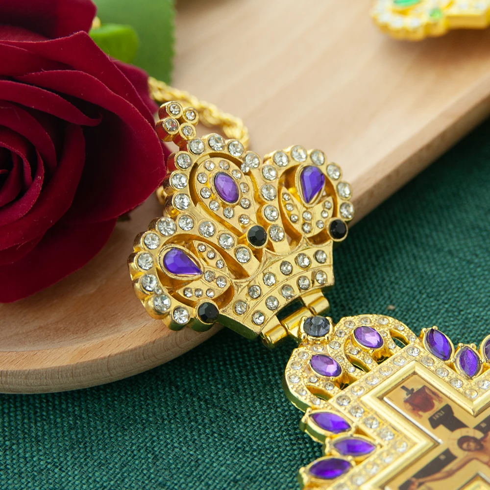 HTISOK Goldfarbenes Orthodoxes Kreuz-Anhänger mit farbigen Strasssteinen, christliches Kruzifix, religiöses Geschenk für Männer und Frauen mit Box – Detail 2