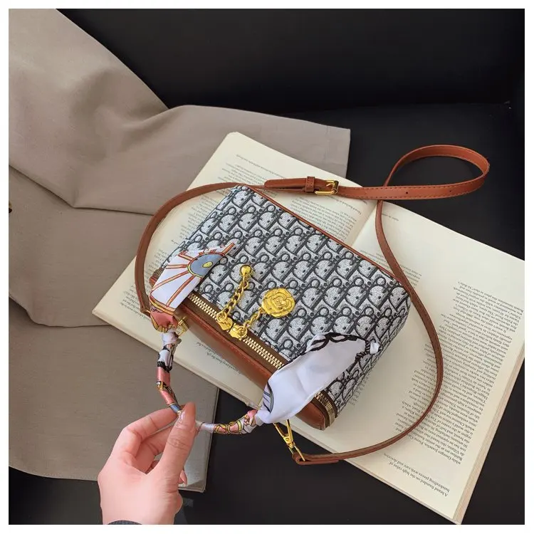 

ouble-Layer Silk Organizer Bag 2025,Women's Geometric Printed Shoulder Purse, nti-Wrinkle Square Messenger for Concert/City Walk