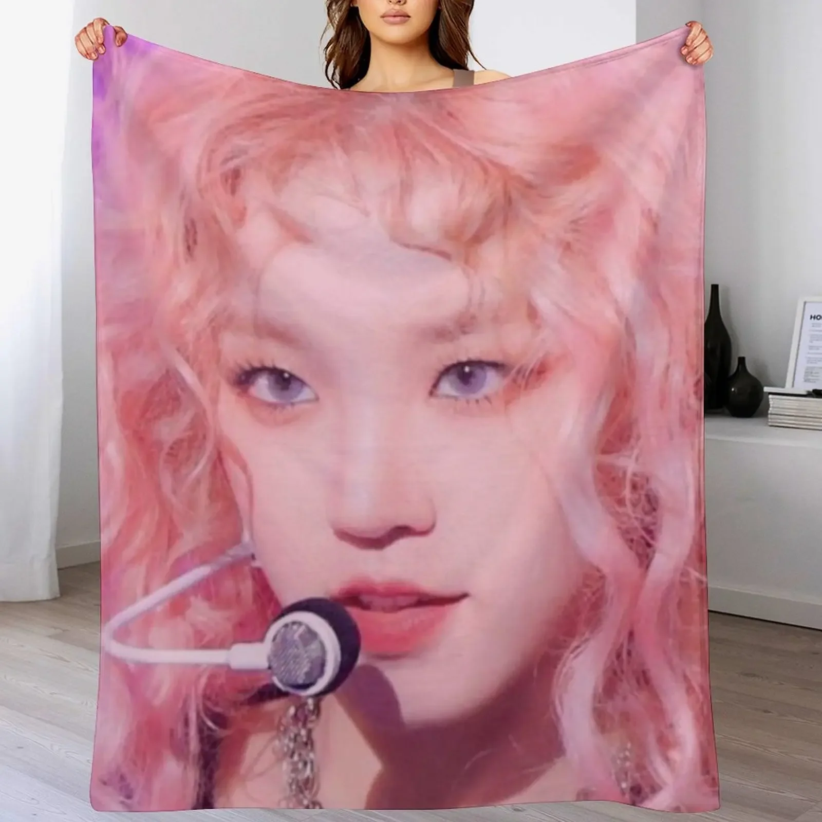 G(I-DLE)'s Yuqi Throw Blanket No Pilling Soft Warm Blanket for Bed