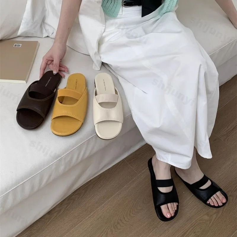 

Новинка 2023 года, летние модные повседневные сандалии на плоской подошве для женщин, дышащие удобные универсальные пляжные тапочки без шнуровки с открытым носком