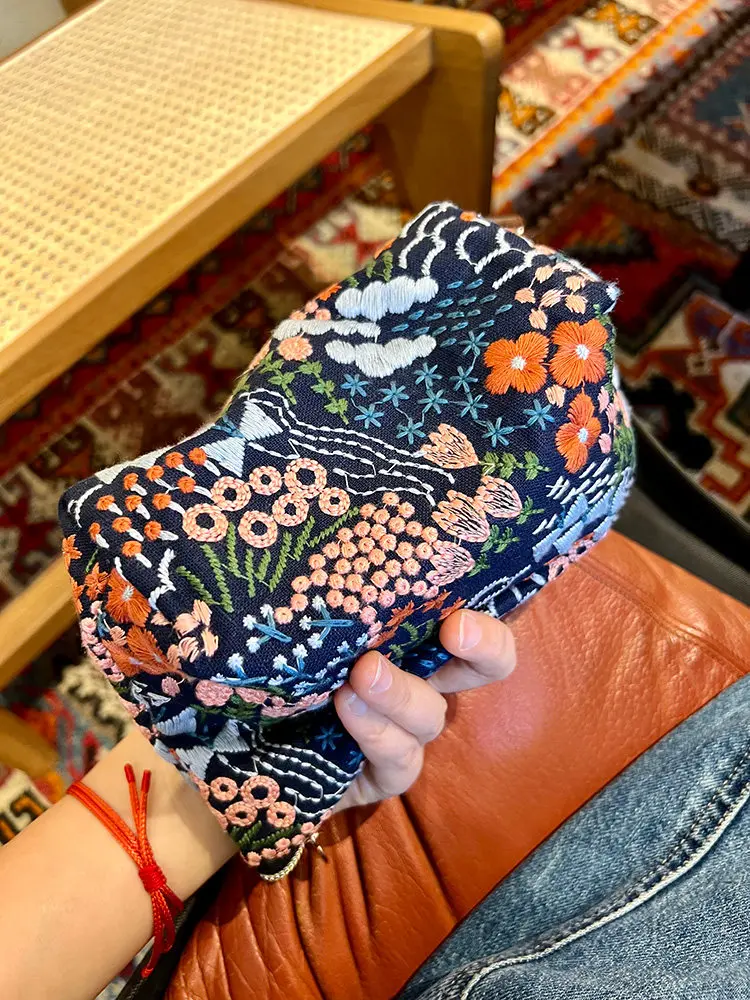 

Косметичка в этническом стиле с вышивкой и цветочным узором, женская, для повседневного использования, для отпуска, портативная, тканевая, маленькая сумка-органайзер