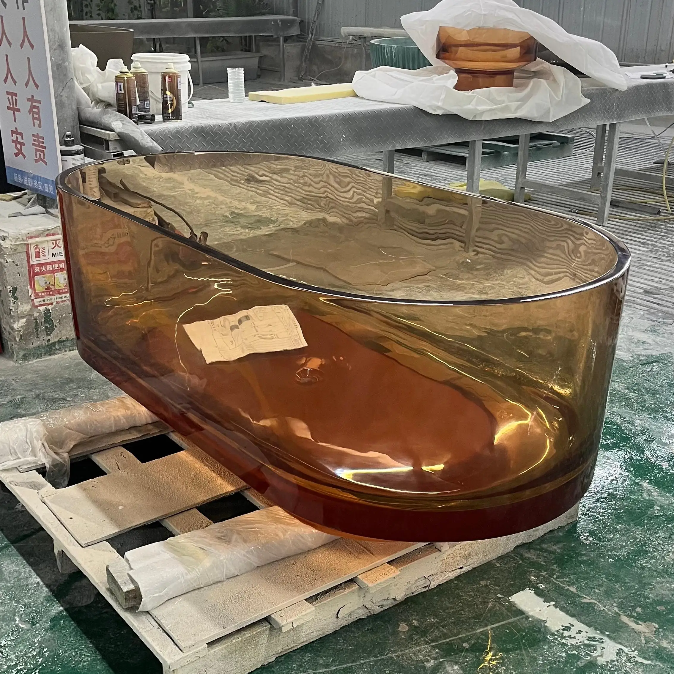 モダンな透明樹脂製自立式バスタブ（排水口付き、カスタムカラー、エアマッサージ、ソリッドサーフェス）