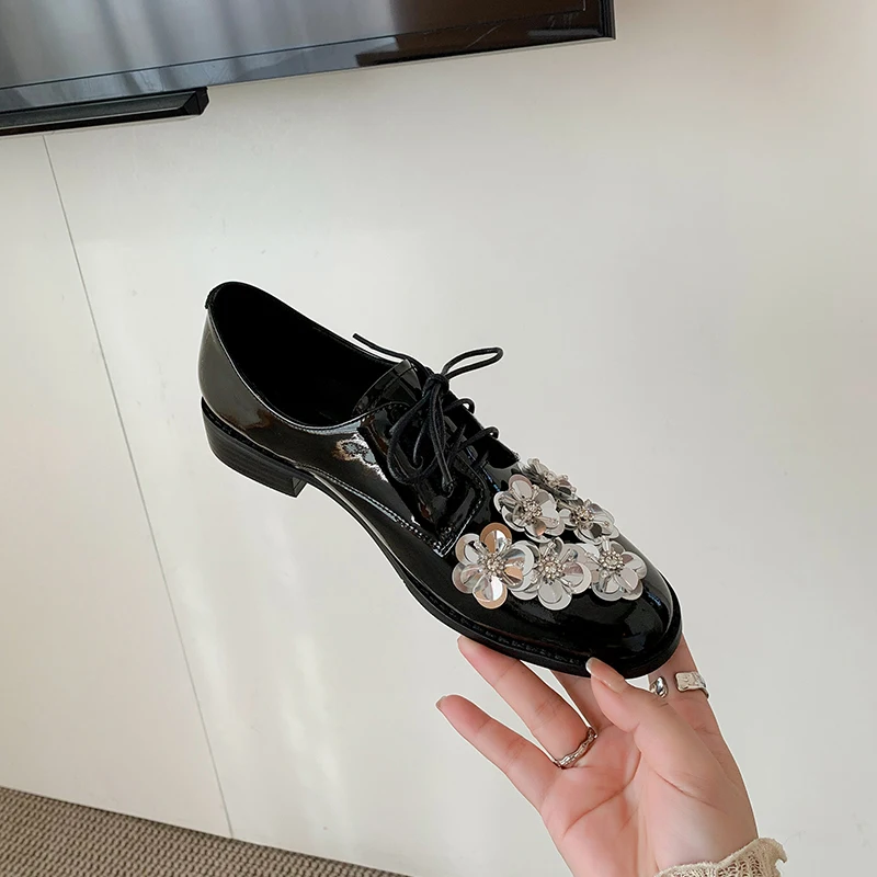 أحذية كاجوال للنساء من جلد البقر ديربي بروغ بمقدمة مستديرة وزهرة الديكور وأربطة للإغلاق أحذية للسيدات مصنوعة يدويًا