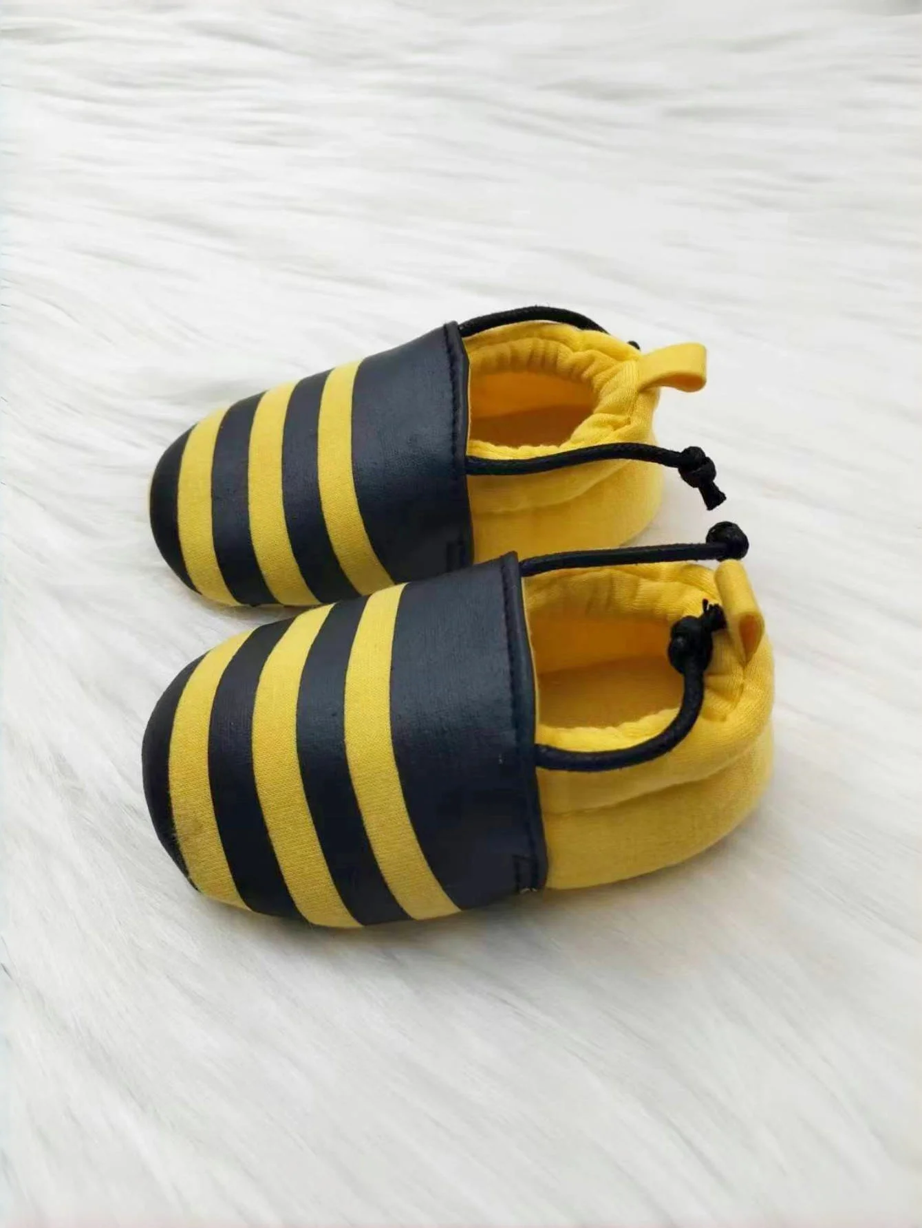 Yibubu chaussures de bébé jaunes créer des chaussures de bébé garçon d'abeille de dessin animé semelle de solft infantile, bébé fille doux unisexe tout-petits premier marcheur