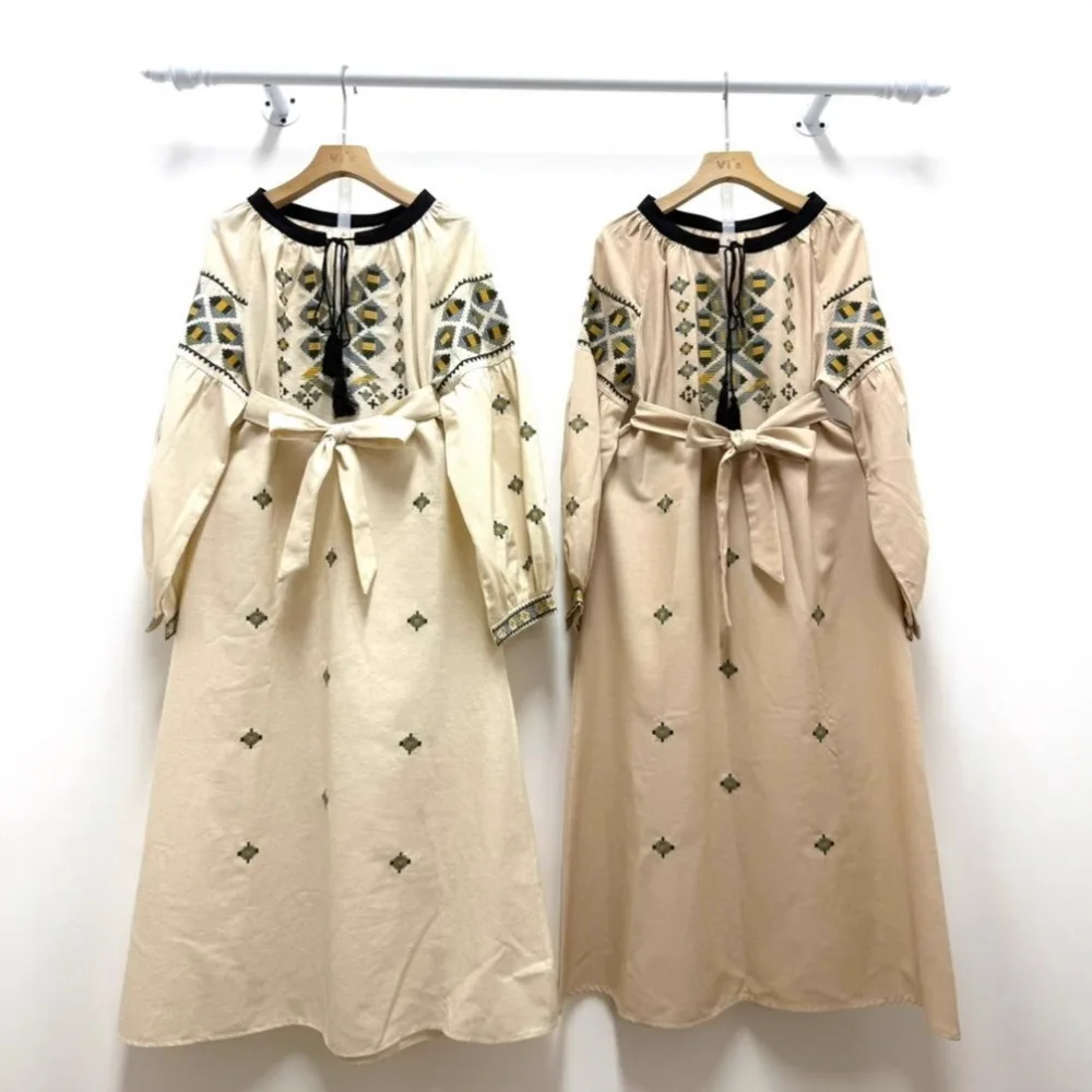 Sukienka damska w stylu etno retro z haftem, okrągły dekolt, rękawy typu latarnia, sznurowadła, frędzle, midi, jesień 2026, styl boho, vestidos