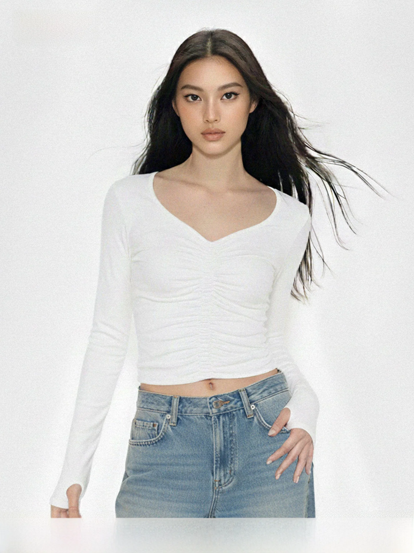 

Женская модная футболка с эффектом похудения, белая, с V-образным вырезом, плиссированная, эластичная, укороченная, с длинным рукавом, для йоги, путешествий, уличного стиля