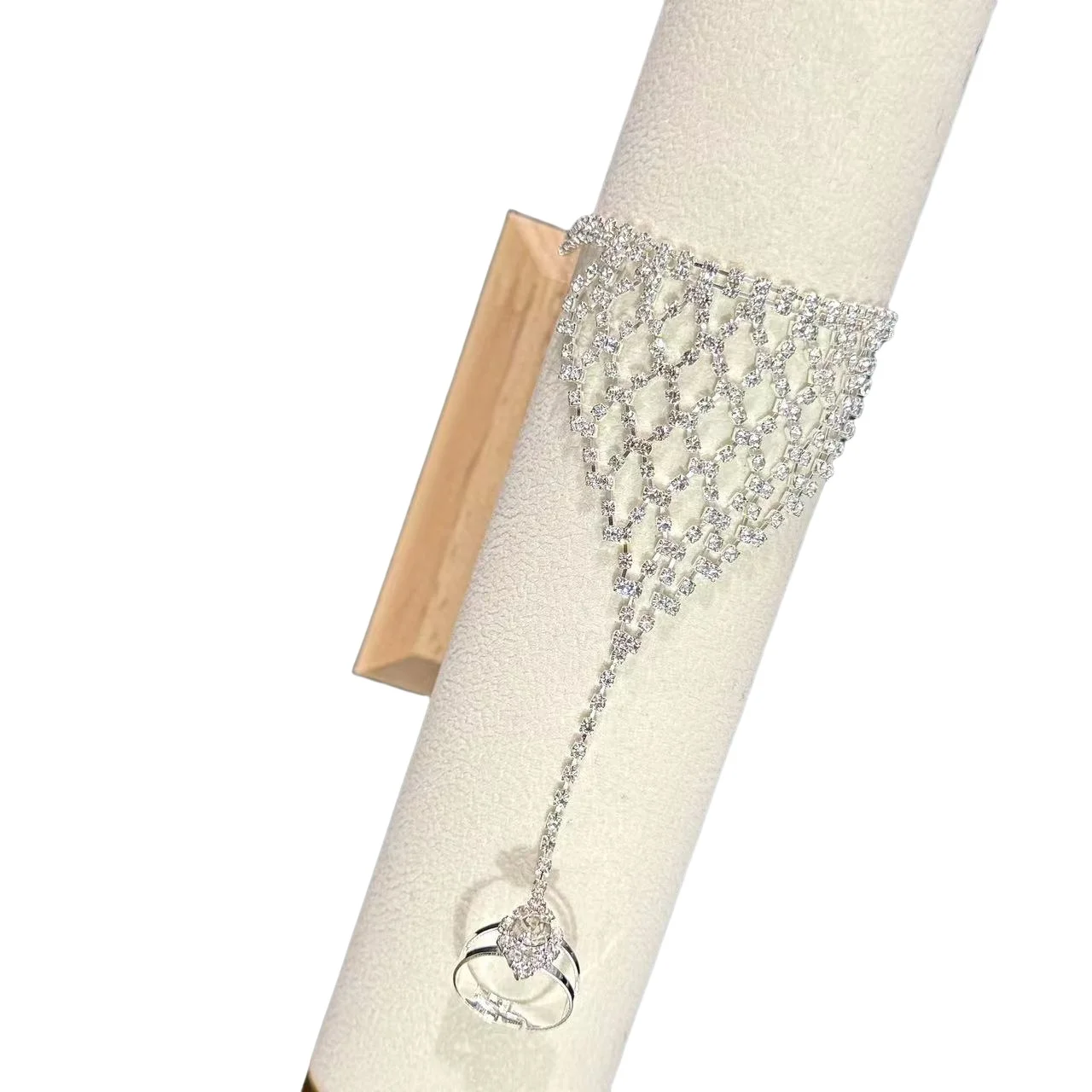 خاتم نسائي عصري مرصع بشرابة لامعة من حجر الراين مع سوار إصبع مناسب للارتداء اليومي