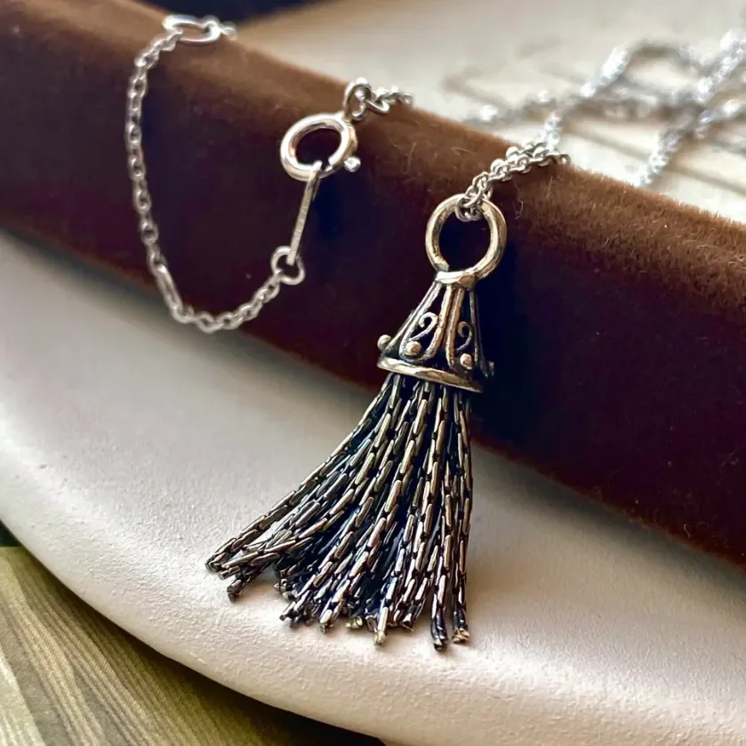 New Chinese Style Metal Tassel Shuttlecock Shaped Pendant Necklace for Both Men and Women Unique Daily Jewelry Necklace Gifts