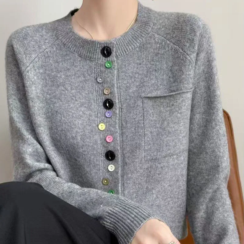 Autunno/Inverno 2025 Nuovo cardigan da donna con bottoni colorati e collo rotondo, maglione di lana sottile, maglieria