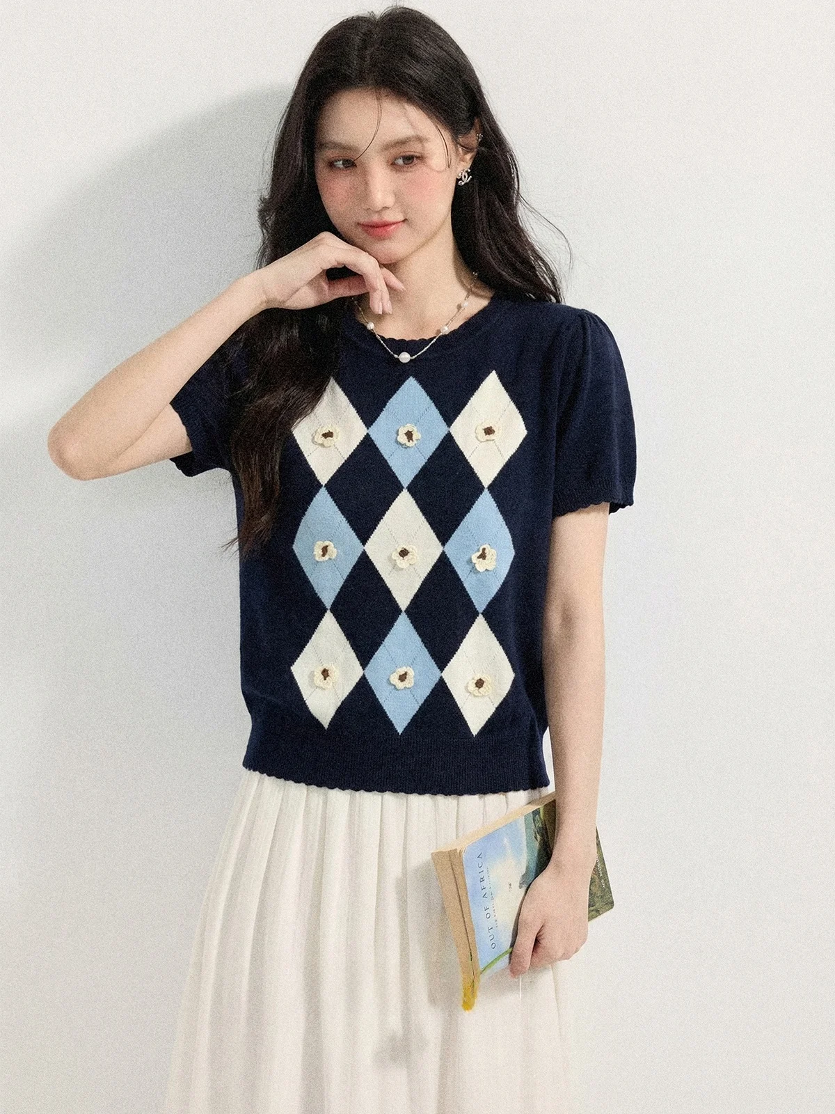 

Женский вязаный свитер Zhang Soda 2026: новая летняя модель с коротким рукавом, свободный крой, круглый вырез, дизайн с цветовыми блоками, темно-синий