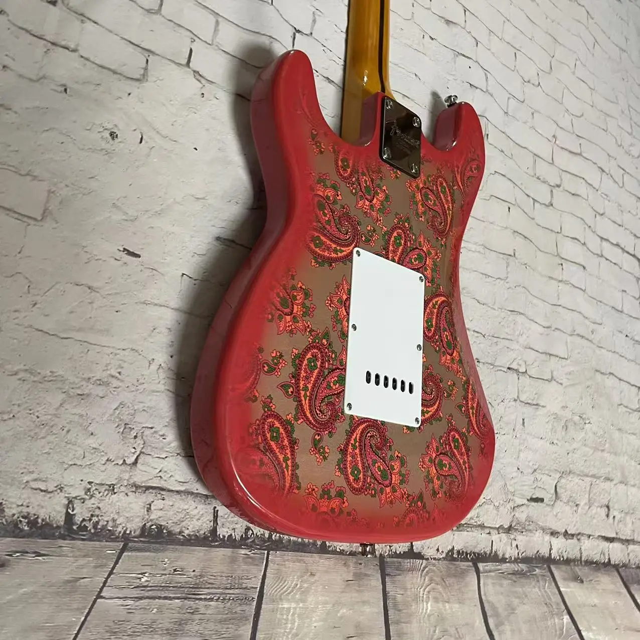 Guitarra eléctrica Guitarra eléctrica ST Amoeba Edition de 6 acordes, cuerpo pintado a mano rojo, mástil amarillo transparente, Pho realista de fábrica