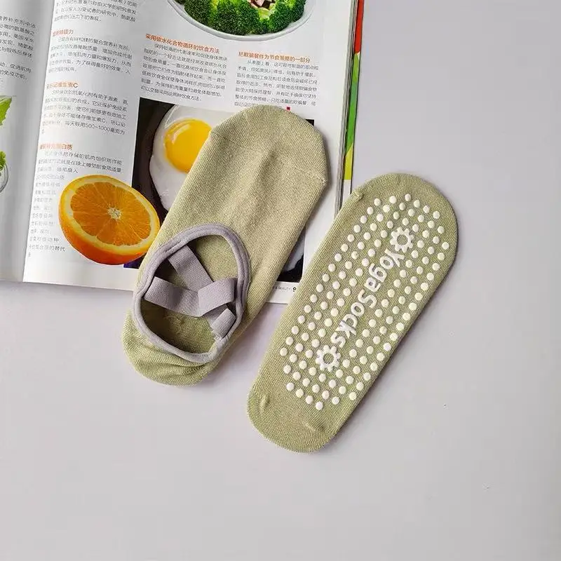 Professionelle Yoga-Socken für Damen, rutschfest, für Pilates und Indoor-Übungen, mit Kreuzriemen für Frühling und Sommer, für Bodenübungen. – Detail 3