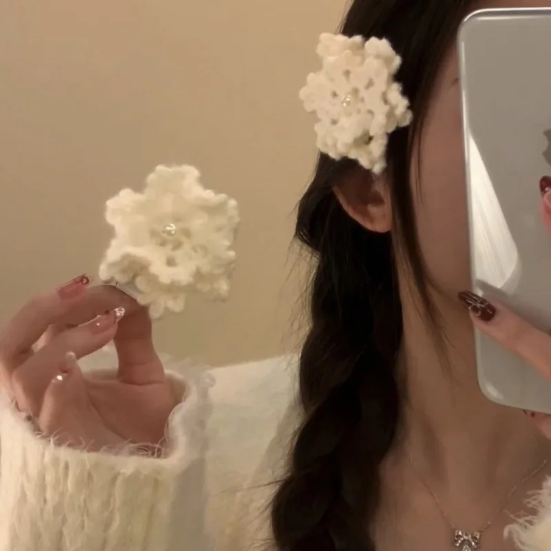 

Romantic atmosphere snowflake Yarn Woven hollow Hair Clip niche Plush bangs Side ClipHair Accessories