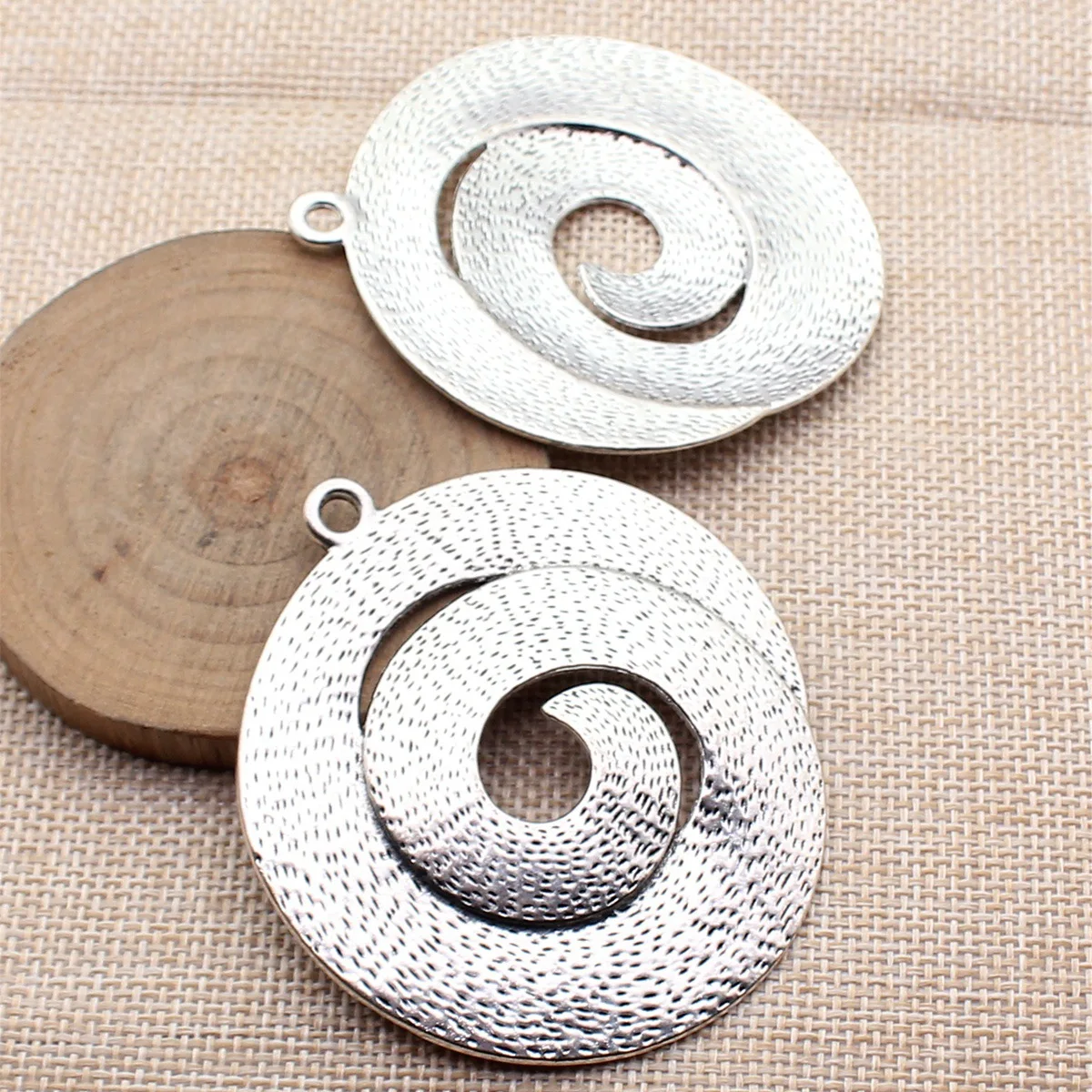 

2 шт., 70x62 мм (2,76x2,44 дюйма), подвески с витыми точками под старинное серебро, крупные, для изготовления ювелирных изделий своими руками