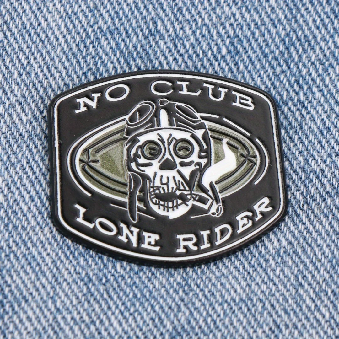 No Club Lone Rider Emaille-Pin – Skelett-Hand mit Kaktus-Design, Zinklegierung, ideal für Rucksäcke