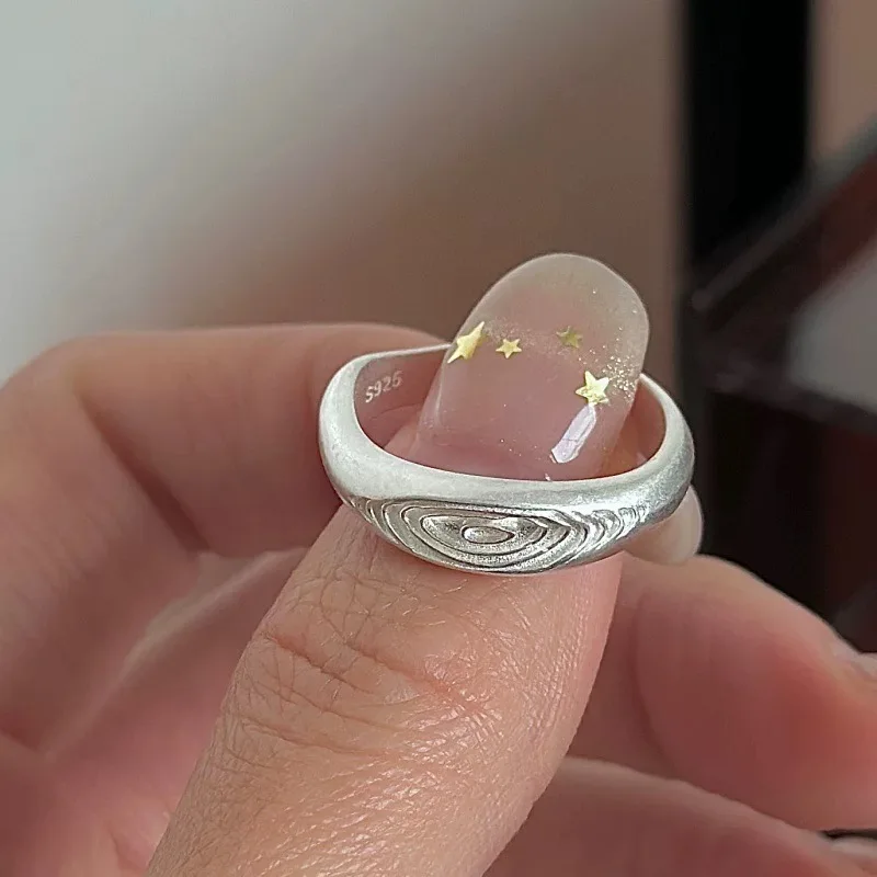 BF CLUB 925 Sterling-Ringe für Damen, schlicht, geometrisch, handgefertigt, unregelmäßige Retro-Drucke, Ring, allergiefrei, als Geburtstagsgeschenk – Detail 4