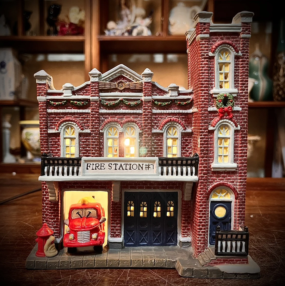 Home Decor Owell Creative European Building Figures Fire Station Model Figurine with Lamp Home Furnishing Living Room Ornaments