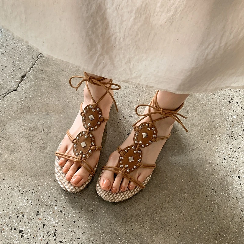Women's new summer leather, cowhide, metal rivets, thick heel, low heel, round toe strap, retro Roman shoes, fashion sandals