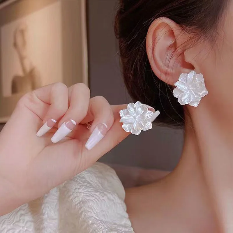 White Flower Stud Earrings for Women Flower Earring 2025 New Modern Korean Fashion Cute Teens Girl Party Jewelry Accessories