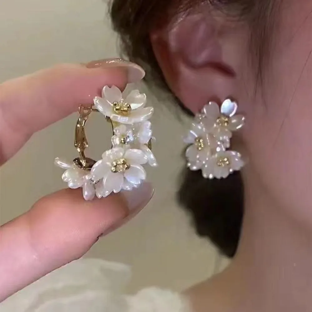 

Korean Fashion Earrings Exquisite Dangle Earrings White Crystal Zirconia Flower Bridal Earring Party Jewelry for Women Aretes
