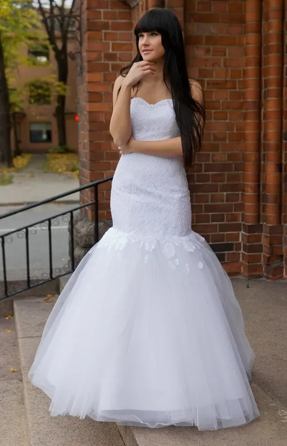Vestido de novia de sirena de encaje con corsé y falda de tul Vestidos de novia elegantes hasta el suelo con escote en forma de corazón sin espalda blancos
