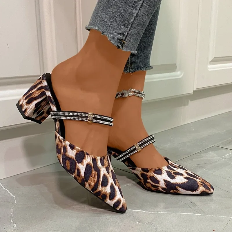 Chinelos fechados para mulheres, sapatos de dedo apontado, Slingbacks com estampa de leopardo, saltos volumosos rasos, sapatos femininos à venda, outono, 2024