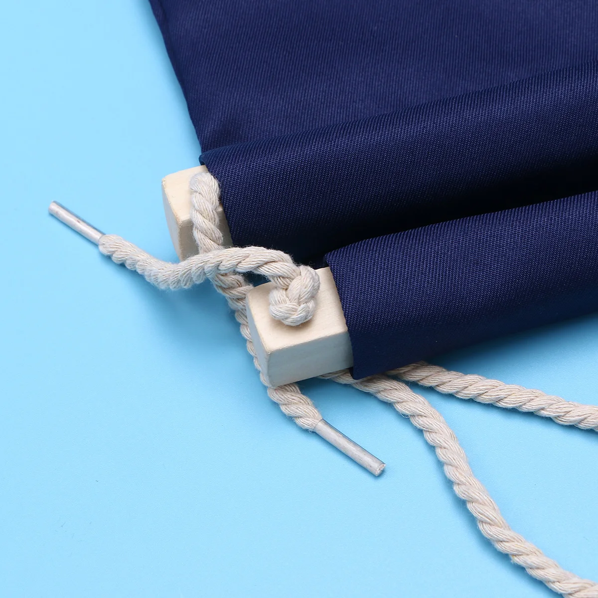 أرجوحة قدم مريحة تحت المكتب قابلة للتعديل وقابلة للطي لمسند القدمين في المكتب والمنزل مع خطافات معدنية تحت مسند قدم المكتب