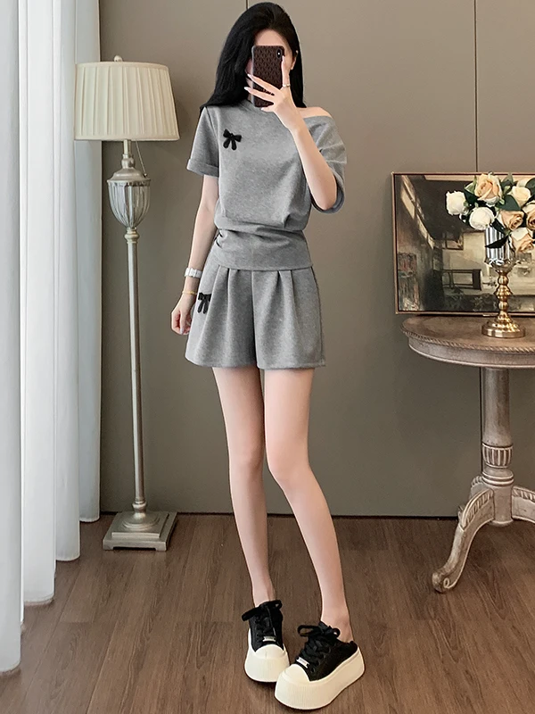 

Летний спортивный повседневный комплект из двух предметов: женский сексуальный топ с одним открытым плечом и коротким рукавом, серые шорты, хлопковый, удобный крой