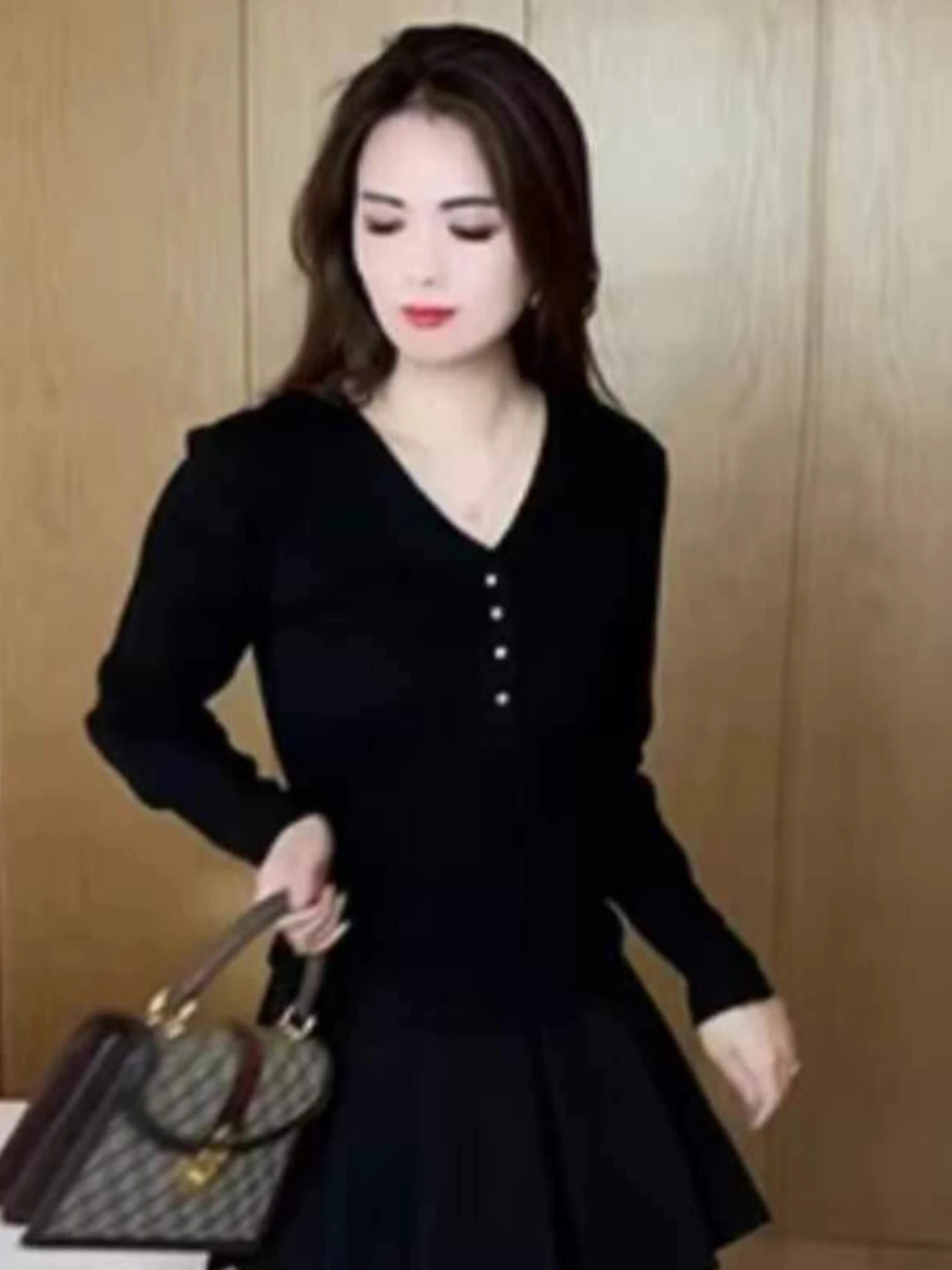 Slimming Effect Ladies' Early Autumn Long Sleeve V-Neck T-Shirt Fashionable Versatile Base Layer Shirt for Mom's Wardrobe
