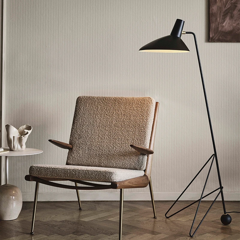 

The floor-standing table lamp HM8 HM9 pays homage to classic vintage style