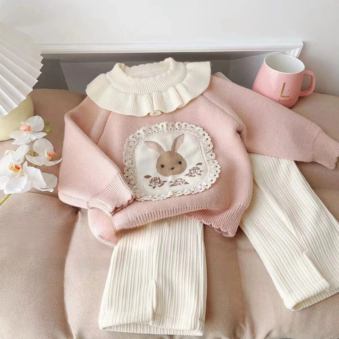 Niedliche Pullover-Sets für Kinder, Mädchen, gerüscht, O-Ausschnitt, Kaninchen-Druck, Strickhemd + elastische Taille, beige geteilte Fleece-Hosen, zweiteilige Anzüge