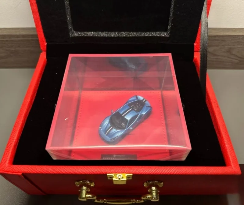 Die Geschenkbox im Maßstab 1:64 488 enthält blau gestreifte Harz-Simulationsautomodelle, dekorative Gegenstände für Erwachsene, Jungenspielzeug, Kindergeschenke