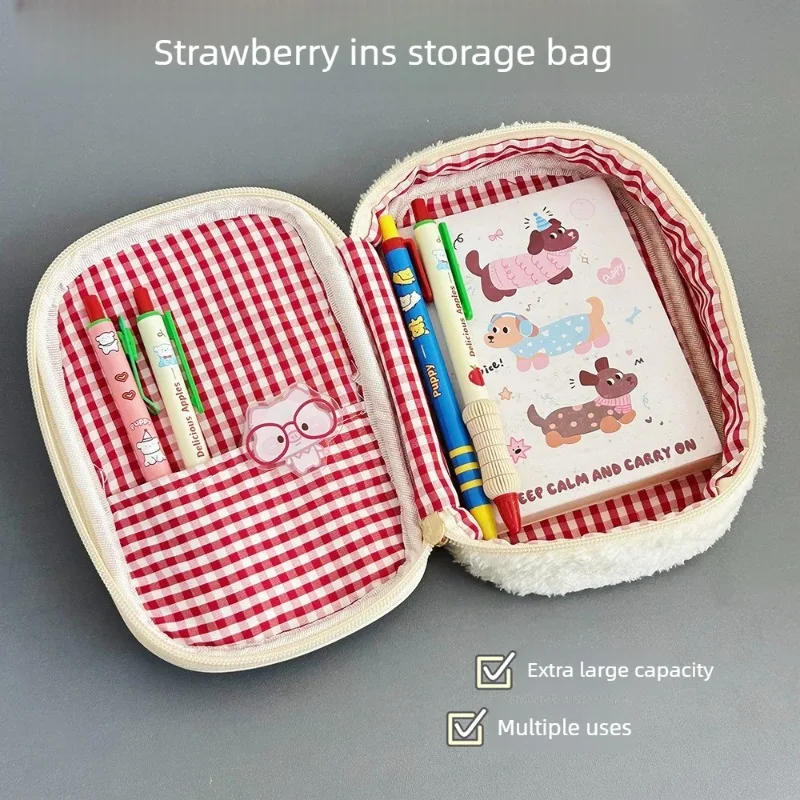 Estojo de Lápis de Pelúcia Morango Fofo – Bolsa de Armazenamento de Papelaria Multifuncional de Grande Capacidade, Necessaire Macia e Felpuda para Canetas e Maquiagem, Presente para Meninas e Mulheres
