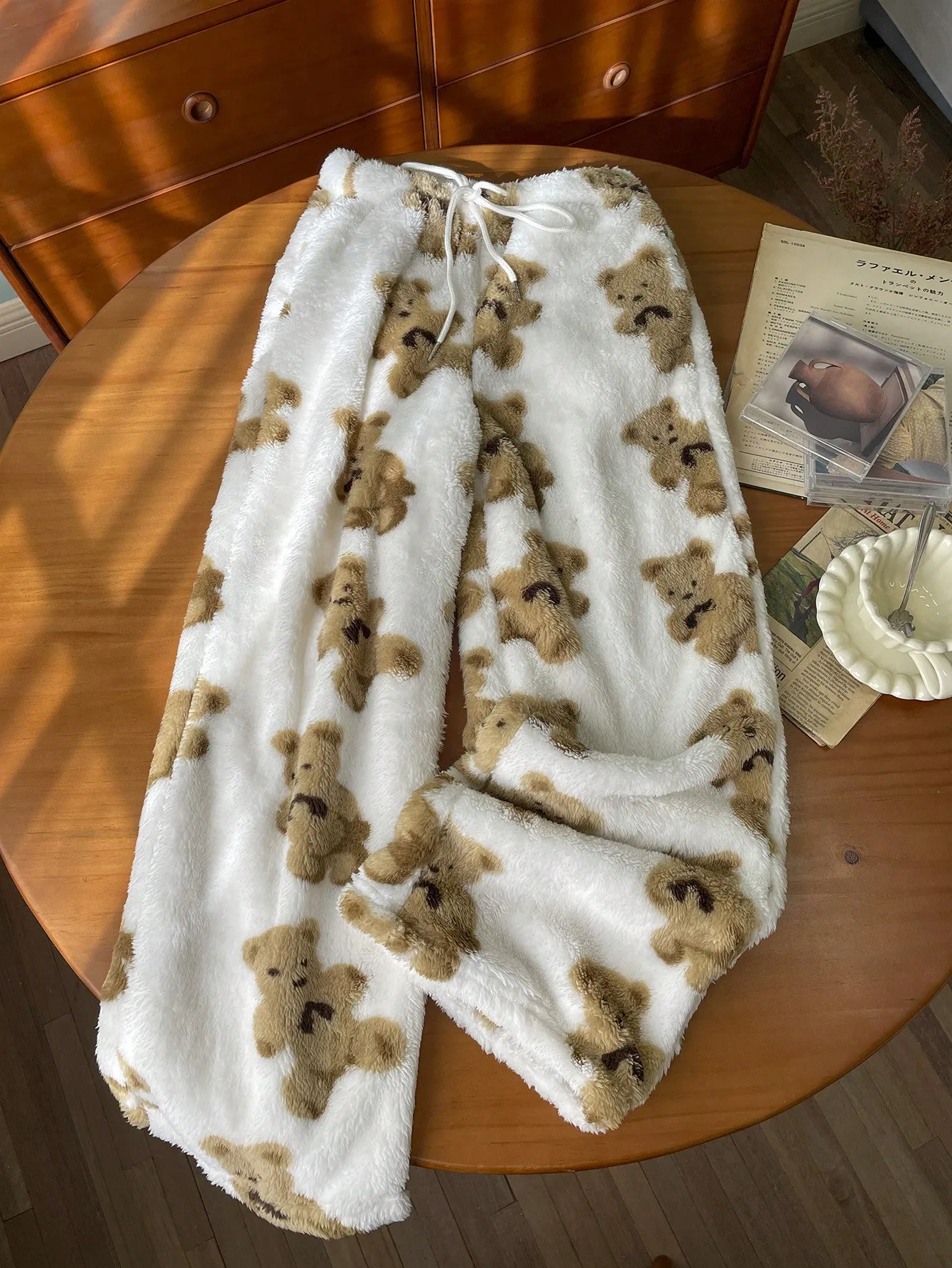 

Женские прямые брюки для отдыха с пушистым принтом медведя и завязками на талии