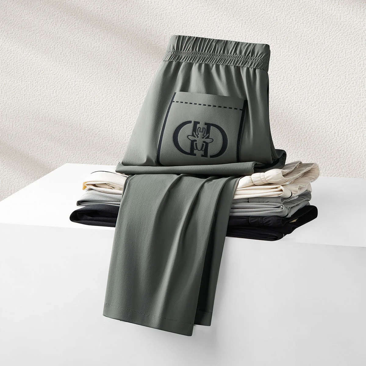 2025 جودة الصيف الرجالية رقيقة جدا الحرير الجليد تمتد حريري كول الجولة الرقبة قصيرة الأكمام الراقية الرجال الرياضة والترفيه البدلة