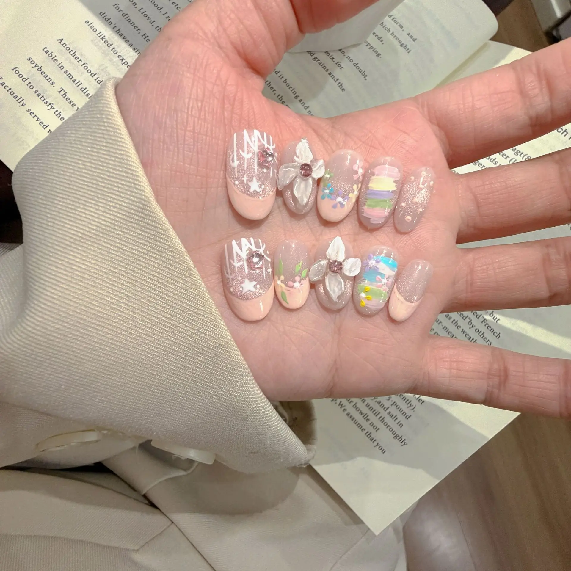 

10pcs Floral-Patterned Dopamine Handmade Nails Hand-Painted Floral Cat-Eye Press on Nail Short Oval False Nail for Women&Girl