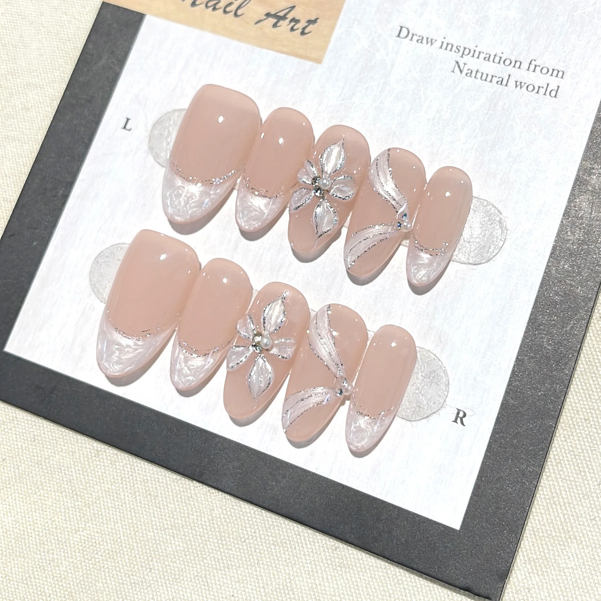 10 Stück Original handgefertigte, hautfarbene Mandel-Press-On-Nägel, silberne, mit Blumenmuster und Glitzersteinen verzierte, französische künstliche Fingernägel