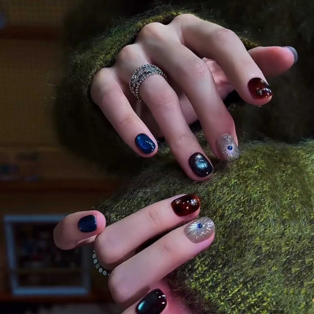 10 قطعة اليدوية قصيرة مستديرة الصحافة على الأظافر العنبر منقوشة لامعة الأزرق عيون القط تصميم الحلو كول الأظافر وهمية يمكن ارتداؤها رسومات أظافر تلميح #4