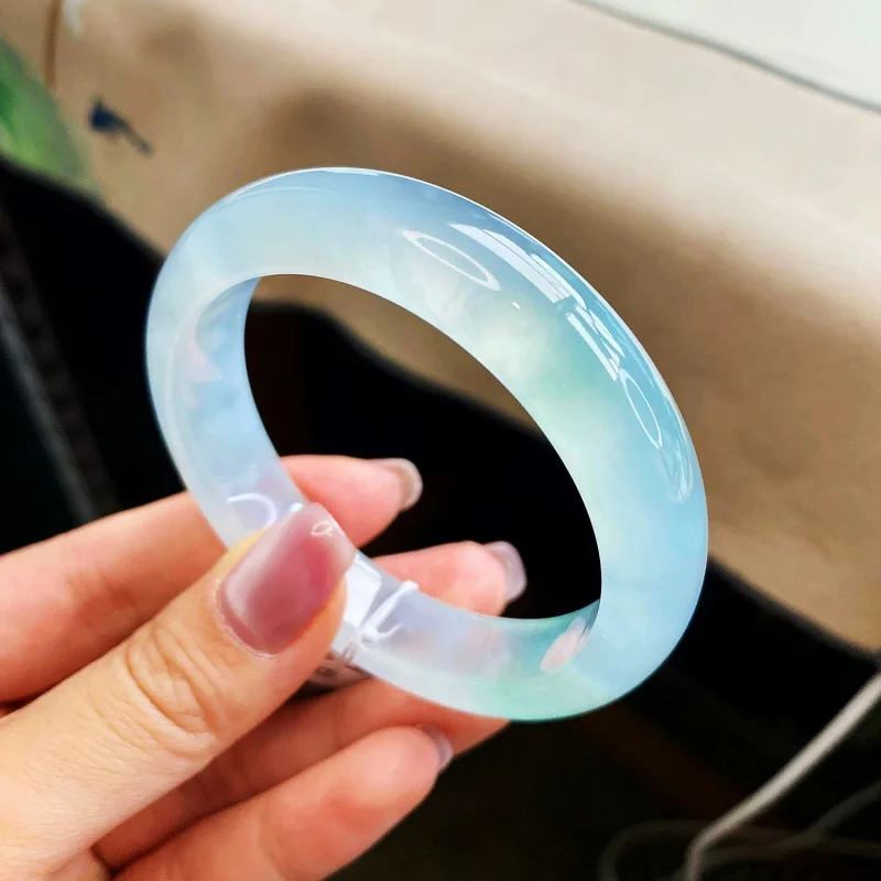 ميانمار امرأة نوع ضوء القمر الأبيض الأزرق الجاديت سوار اليشم مع شهادة