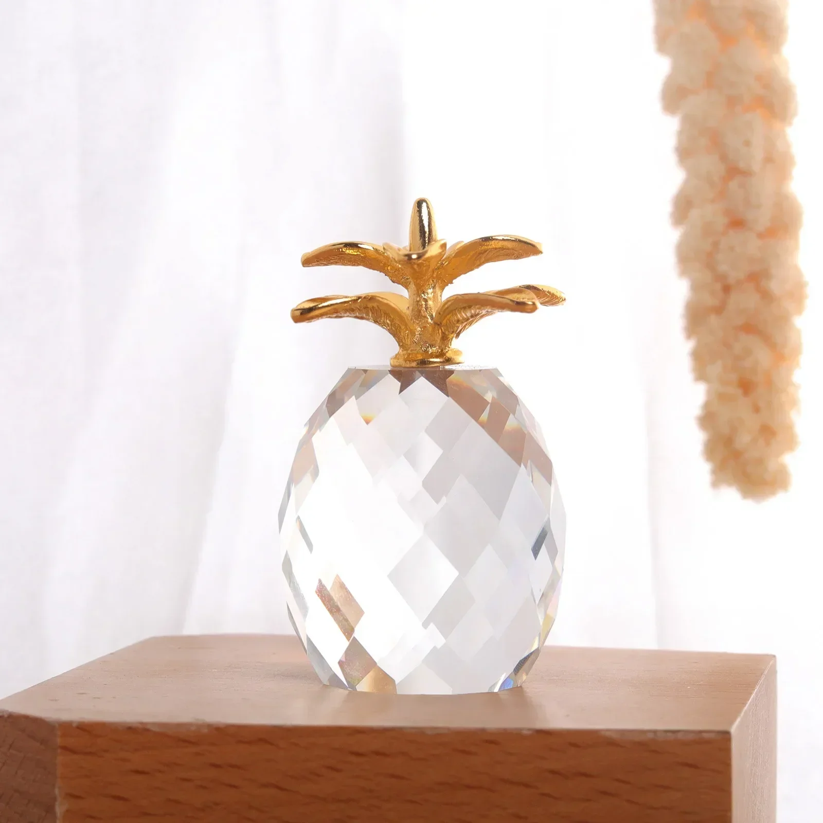 

Transparent Pineapple Metal Leaves Crystal Ornaments Crafts Indoor Home Ornaments Creative Valentine's Day Gifts Birthday Gifts