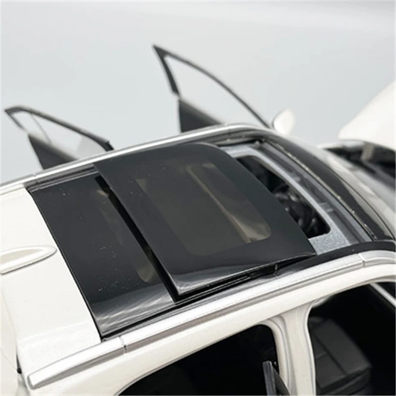 1/18 Mitsubishi Eclipse Cross SUV Alloy Car Model Diecast Metal Off-road Vehicles Car Model Simulation Miniature Scale Kids Gift